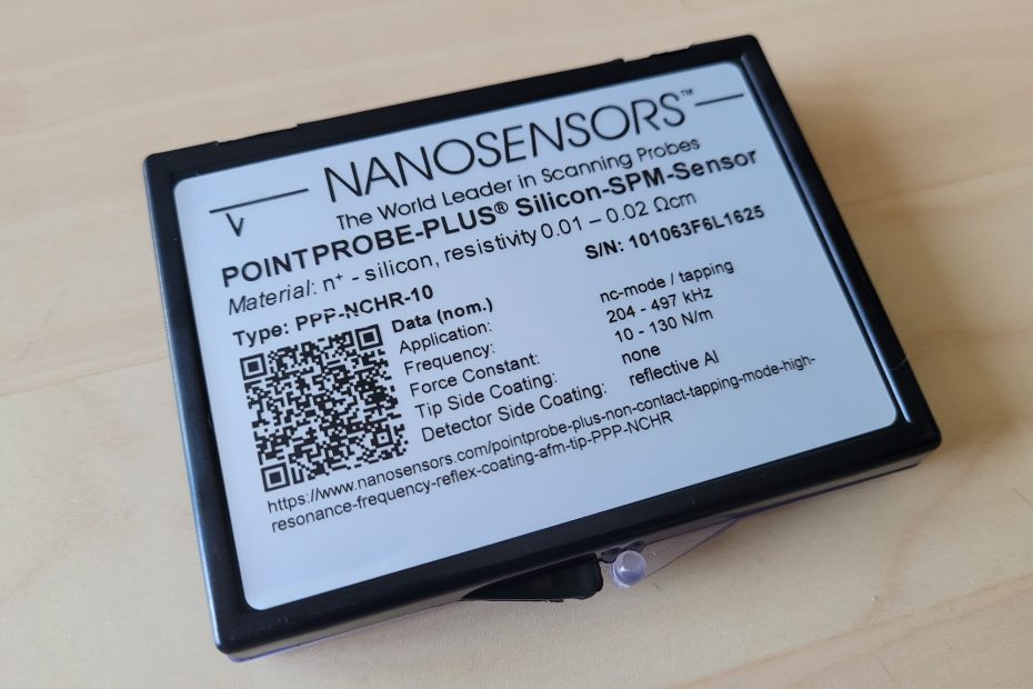 Image of NANOSENSORS ESD-safe AFM probes package with an updated label version with a QR code leading to the product page on the website additionally to the values for force constant and resonant frequency